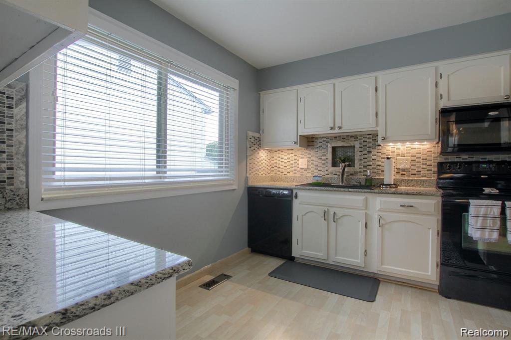 42464 SOMERSET Court, Canton, MI 48187 — Photo 9