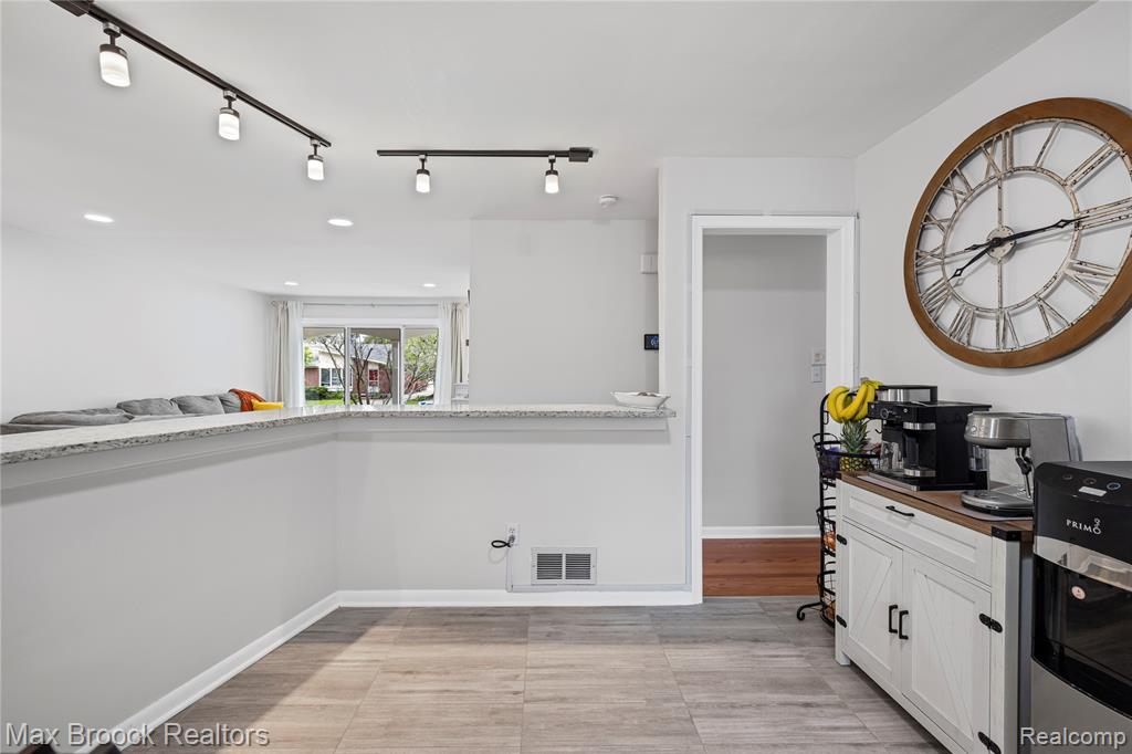 828 W Baker Avenue, Clawson, MI — Photo 11