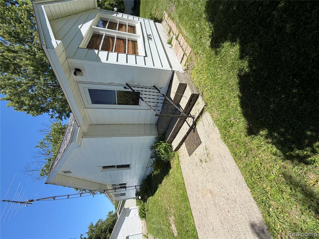 1031 E Pine Avenue, Mount Morris, MI 48458 — front exterior