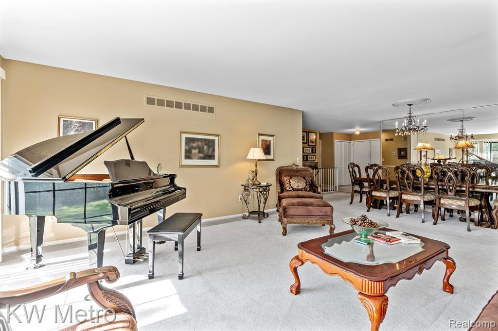 27173 CUMBERLAND Court, Southfield, MI 48033 — Photo 4