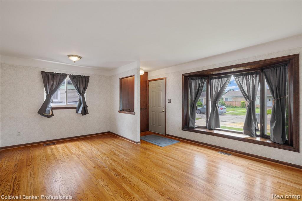8536 Blackburn Drive, Westland, MI — Photo 12