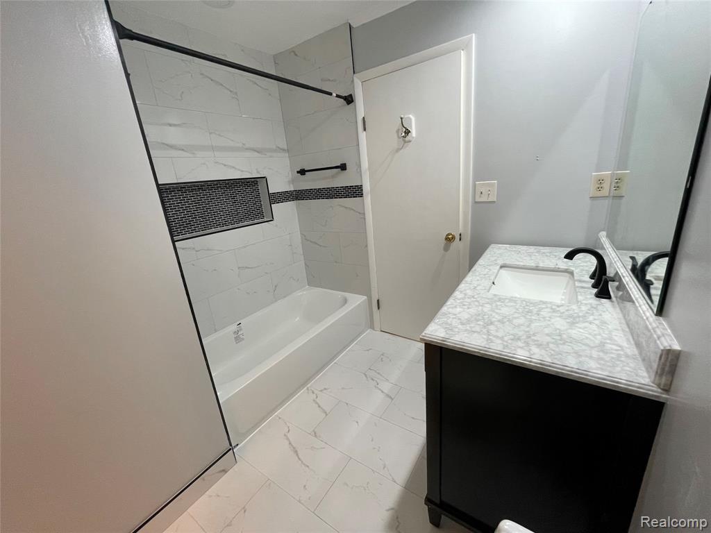 3883 OLD CREEK Road, 18, Troy, MI 48084 — Photo 30