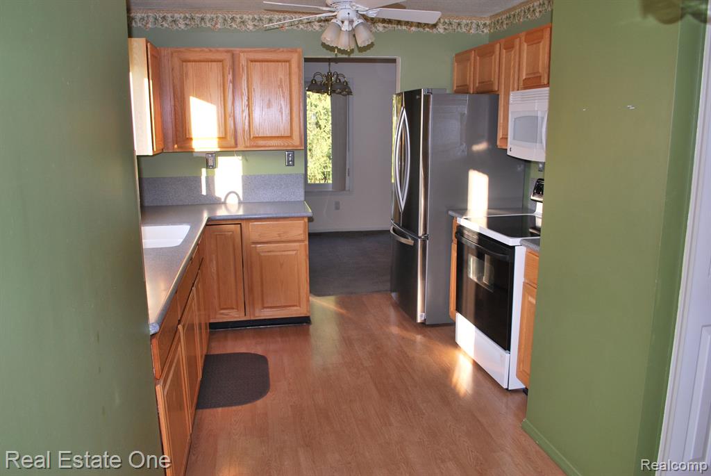 697 RAVENCREST Lane, 5, Westland, MI — Photo 7
