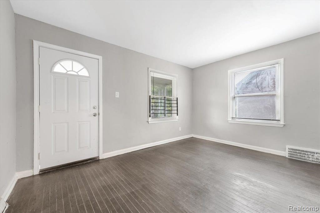 9108 CLOVERLAWN Street, Detroit, MI 48204 — Photo 3