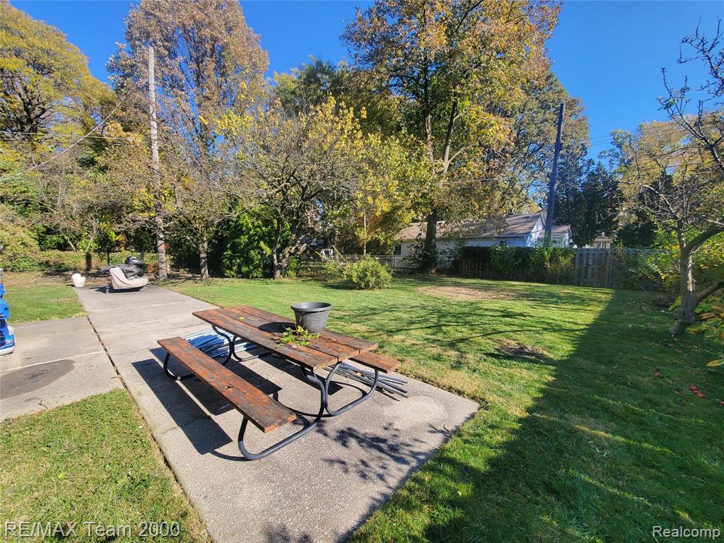 4565 UNIVERSAL Street, Dearborn Heights, MI 48125 — Photo 24