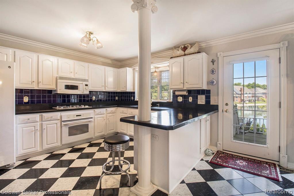 49148 Driftwood Dr, Shelby Twp, MI 48317 — Photo 8