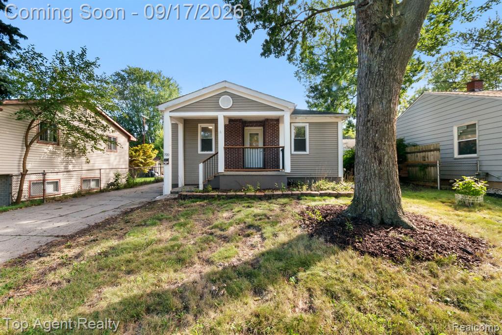 720 E Columbia Avenue, Pontiac, MI 48340