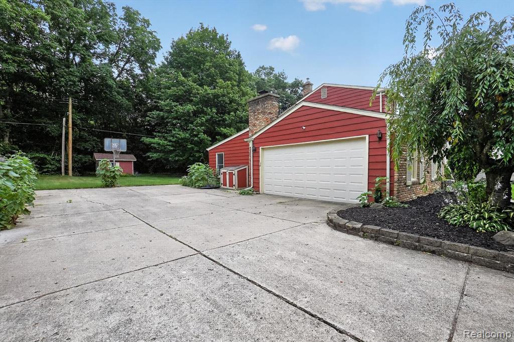 2356 Pineview Court, Flushing, MI 48433 — Photo 40