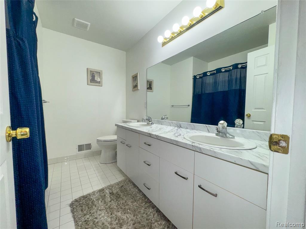 7240 Aaronway Drive, West Bloomfield, MI 48324 — Photo 28