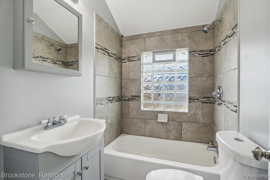 944 MELROSE Street, Pontiac, MI 48340 — Photo 17