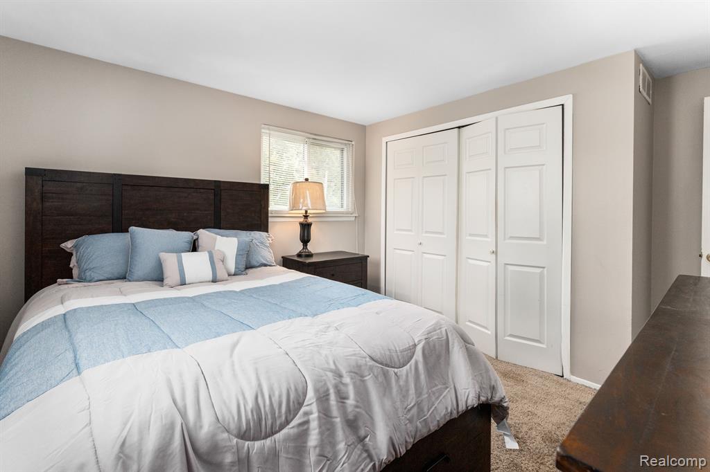 18230 RAINBOW Drive, Lathrup Village, MI 48076 — Photo 17
