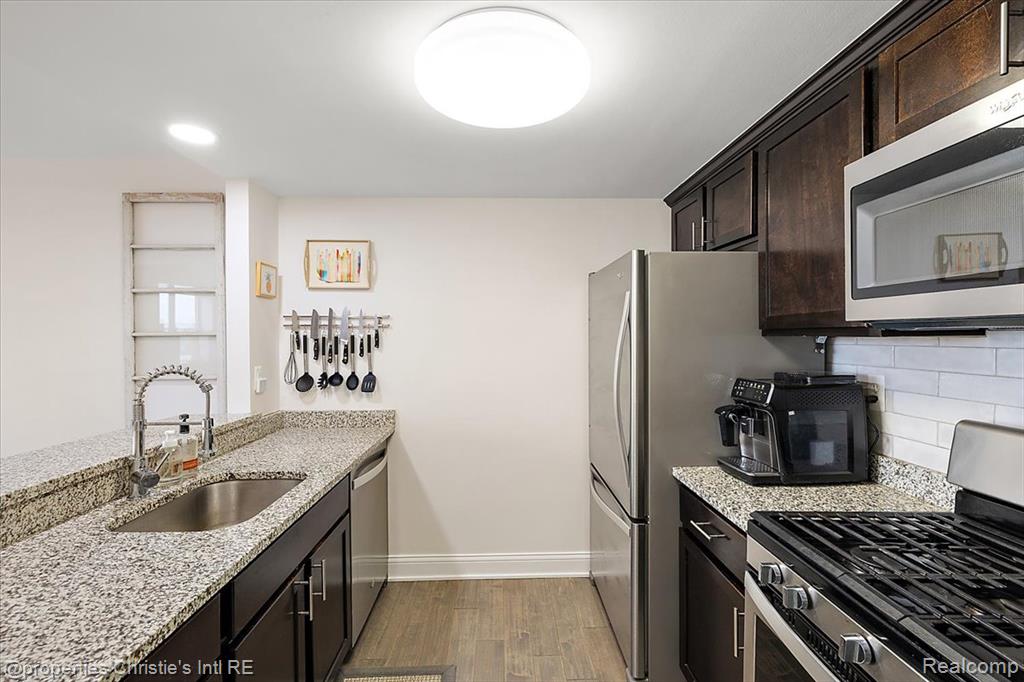 250 E Harbortown Drive, 705, Detroit, MI 48207 — Photo 20