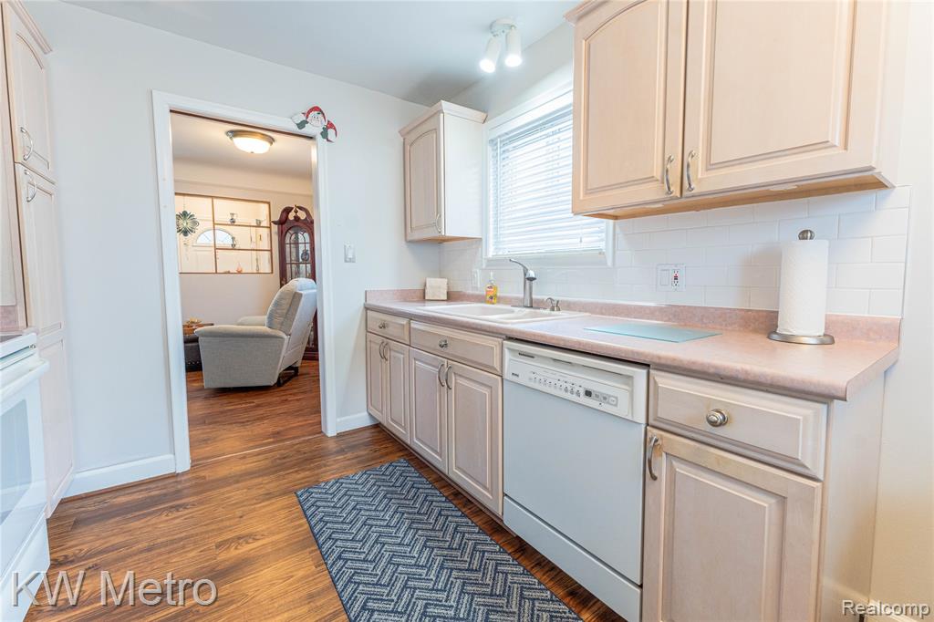 8487 Salem Lane, Dearborn Heights, MI 48127 — Photo 14