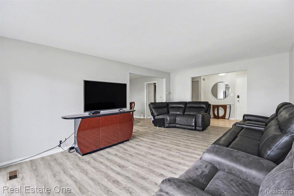 7329 Creek View Circle, West Bloomfield, MI — Photo 8