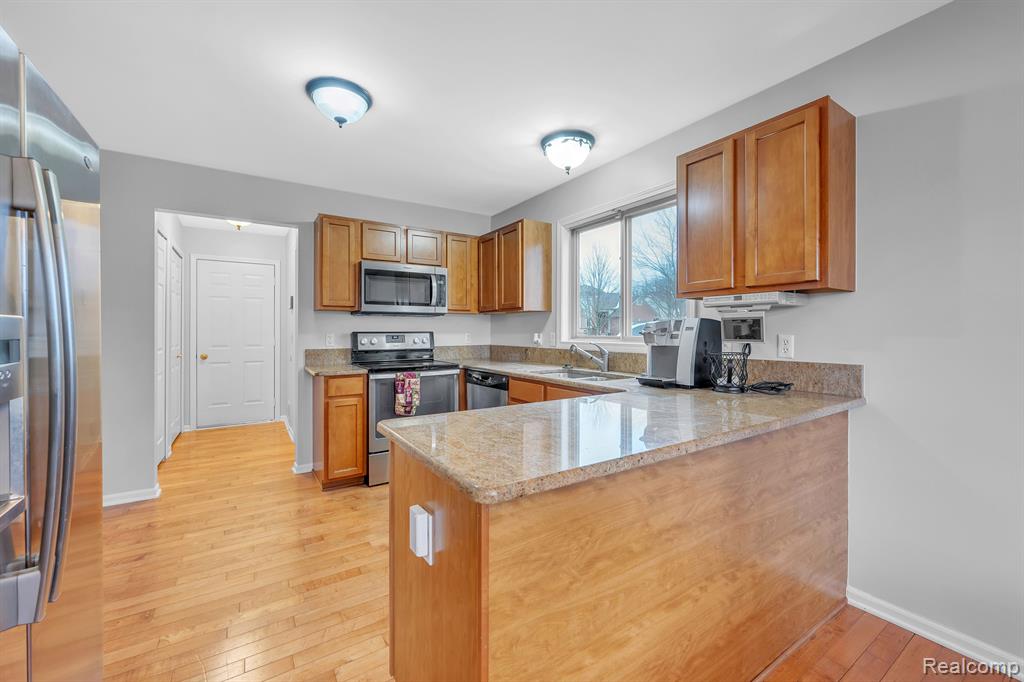 6133 LOCHMORE Drive, Commerce Twp, MI 48382 — Photo 18