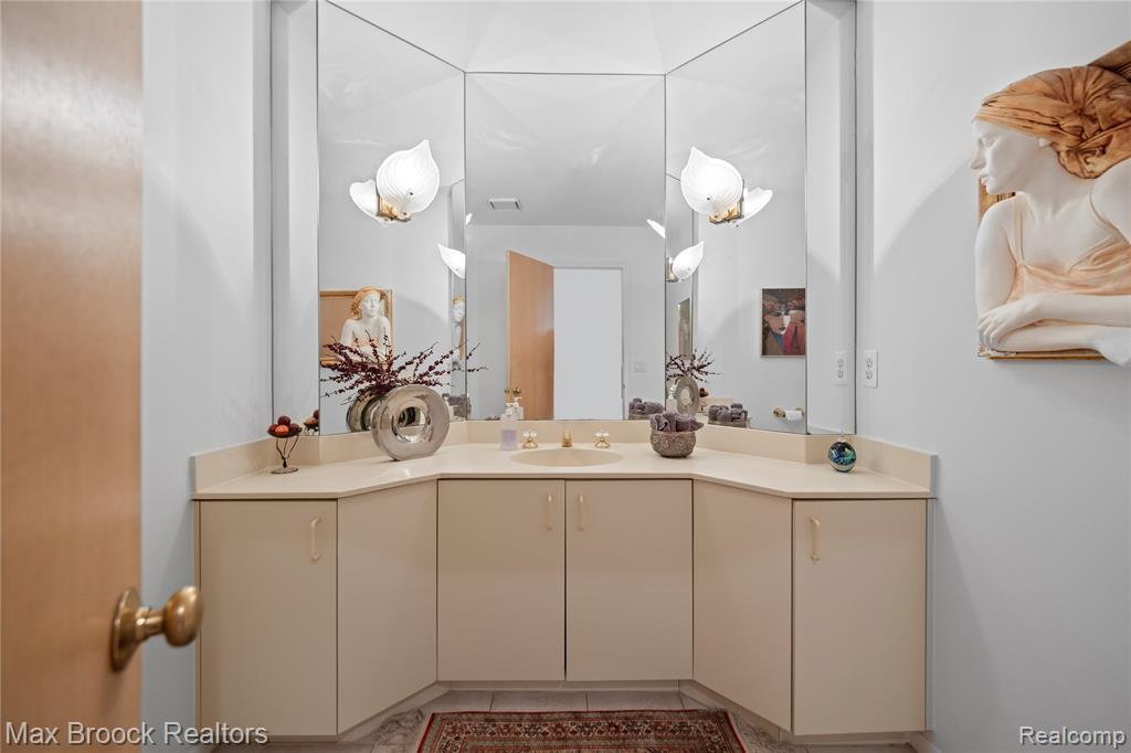 4933 Woodcliff Hill Road N, West Bloomfield, MI 48323 — Photo 33