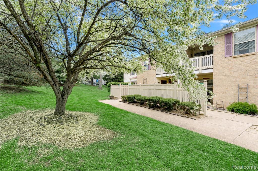 61025 Greenwood Drive, South Lyon, MI 48178 — Photo 2