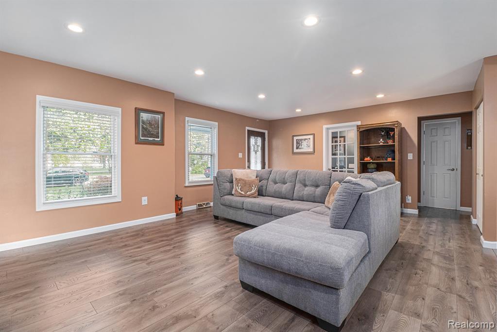 6391 Rowley Boulevard, Waterford, MI 48329 — Photo 5