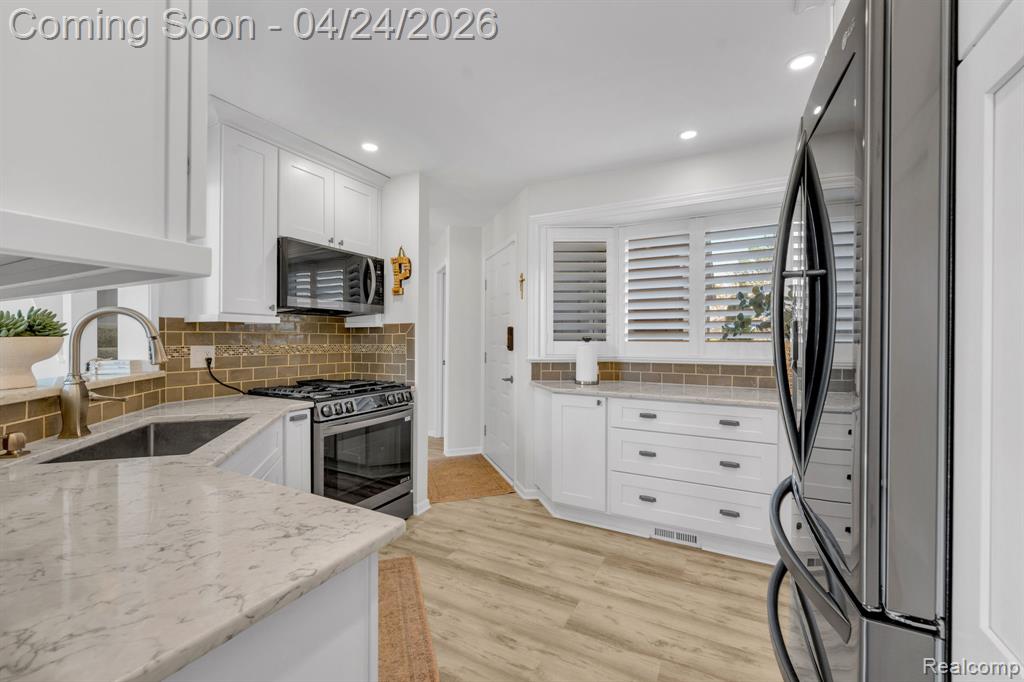 9859 Hawthorne Glen Drive, Grosse Ile, MI 48138 — Photo 8