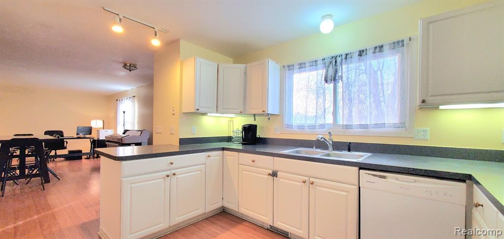 506 DECKER Road, Walled Lake, MI 48390 — Photo 13