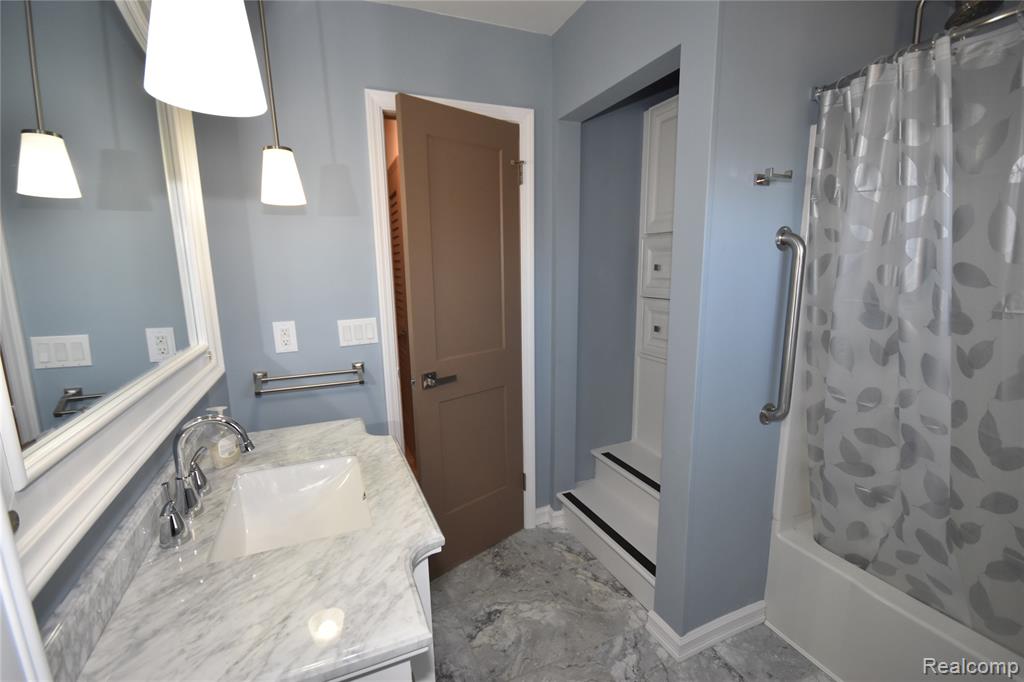 5106 Lakewood Drive, Grand Blanc, MI 48439 — Photo 20