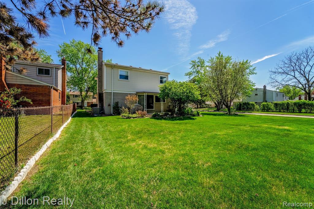 9121 TAVISTOCK Drive, Plymouth, MI 48170 — Photo 6