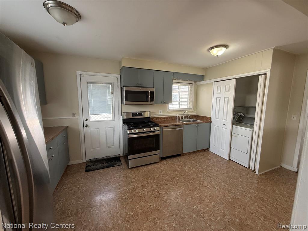 5669 KATHERINE Street, Dearborn Heights, MI 48125 — Photo 6