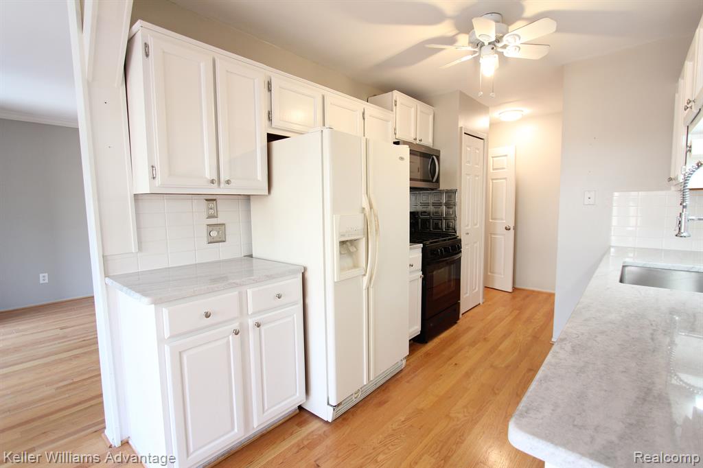 22180 Pondview, Novi, MI — Photo 13