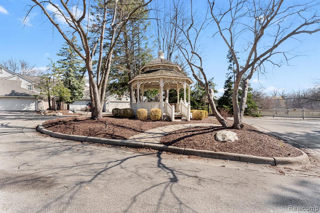 7533 Danbury Drive, West Bloomfield, MI — Photo 33