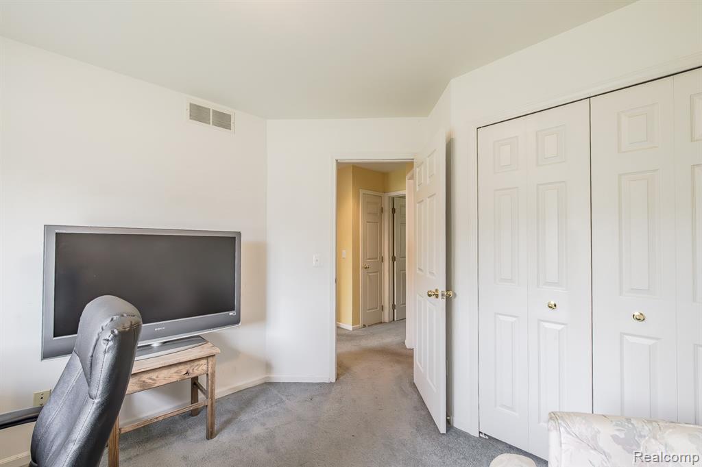 4304 W Pointe Drive, Waterford, MI 48329 — Photo 23