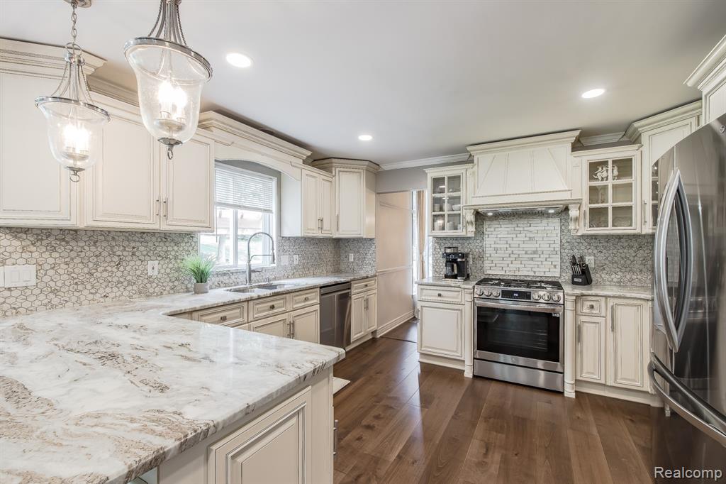 8640 Newport Drive, White Lake, MI — Photo 17