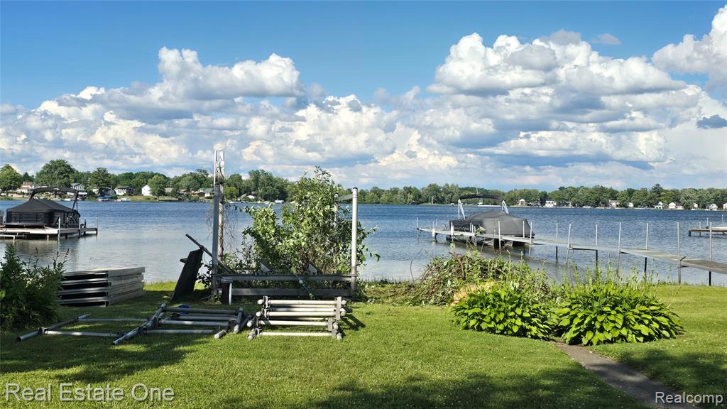 9743 Beverly Drive, Pinckney, MI — Photo 3