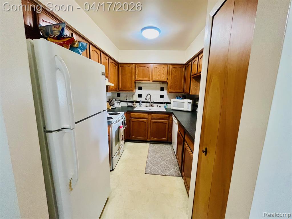 920 Saybrook, 19, Waterford, MI 48327 — Photo 3
