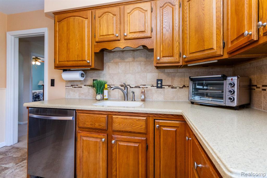 20927 Hawthorne Street, Harper Woods, MI 48225 — Photo 5