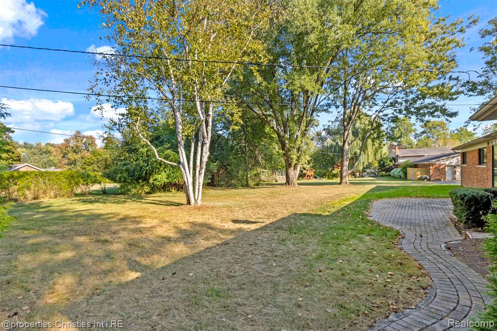 571 Yorkton Lane, Bloomfield Hills, MI 48304 — Photo 28