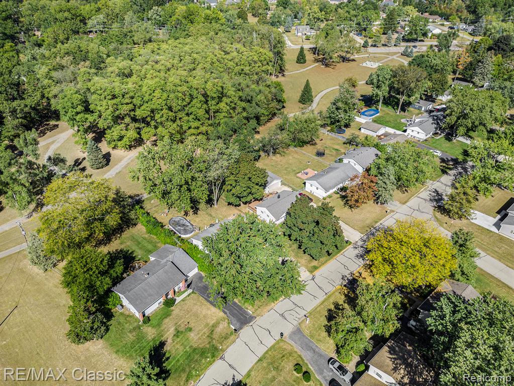 822 Manzano Drive, Wolverine Lake, MI 48390 — Photo 30
