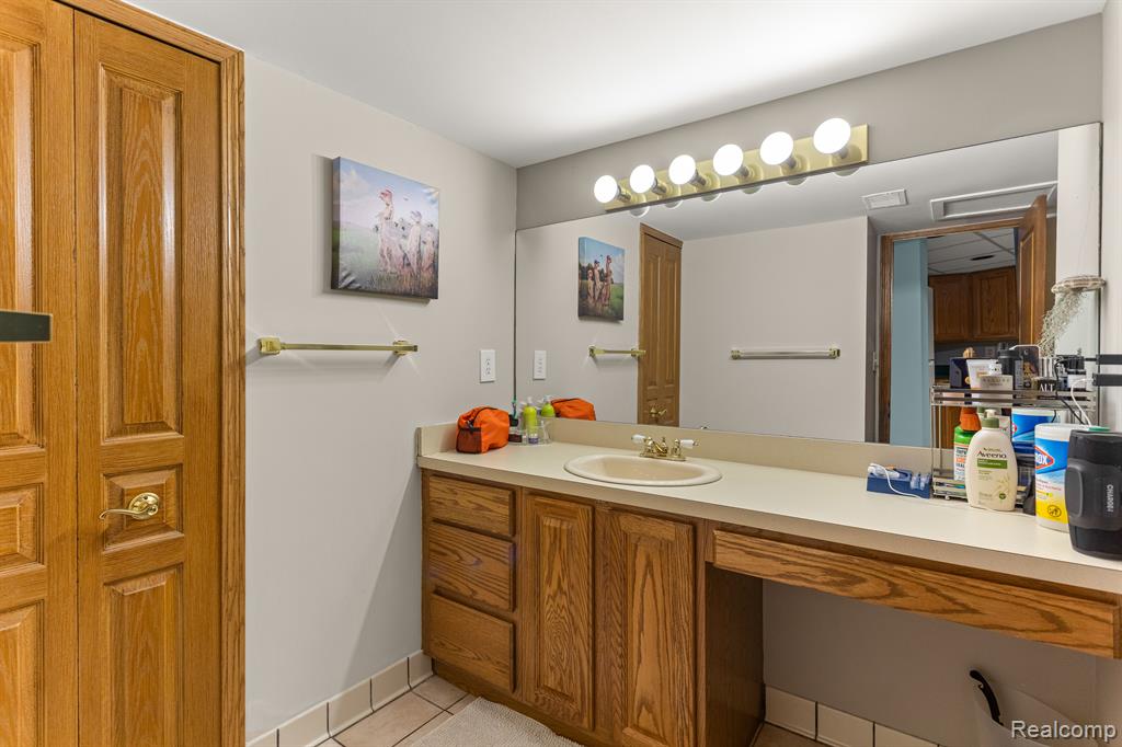 812 N BEECH DALY Road, Dearborn Heights, MI 48127 — Photo 26