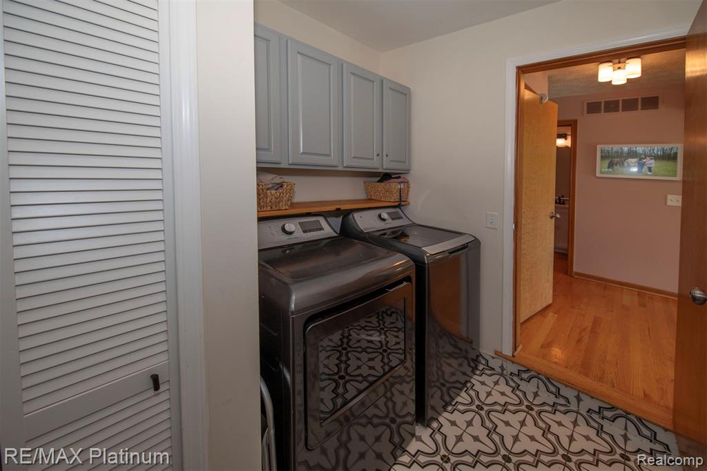 9633 Fairfax Drive W, Pinckney, MI 48169 — Photo 11