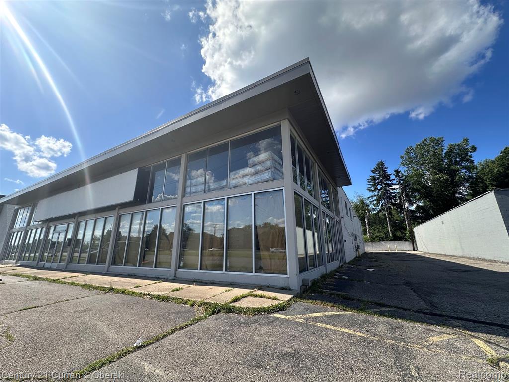 23140 W 8 Mile Road, Southfield, MI 48033