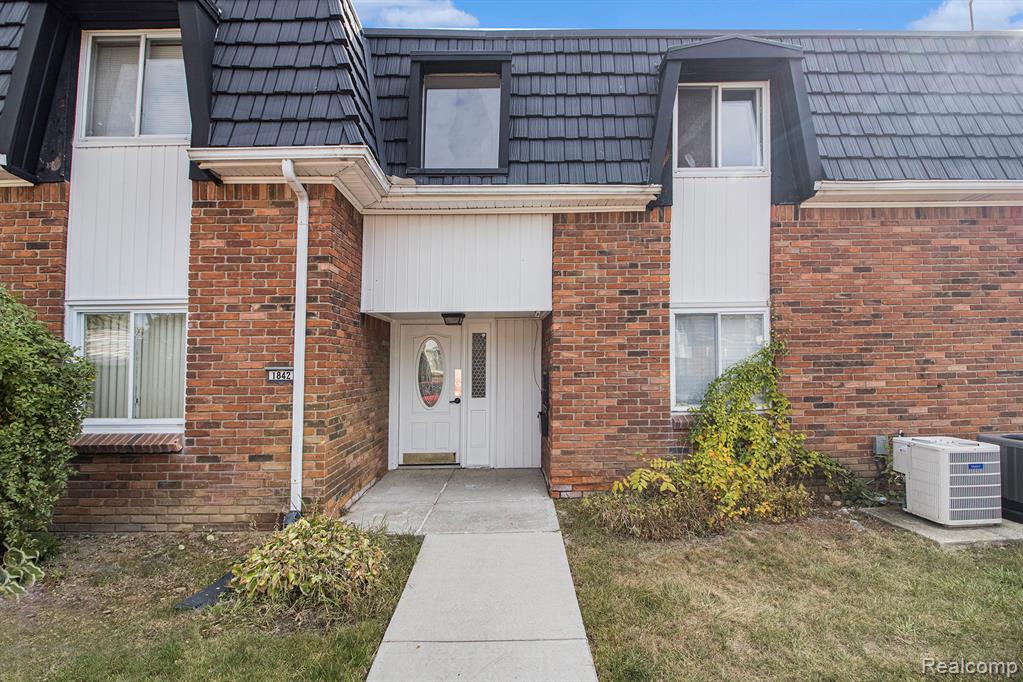 1842 Colonial Village Way, 4, Waterford, MI 48328 — Photo 2