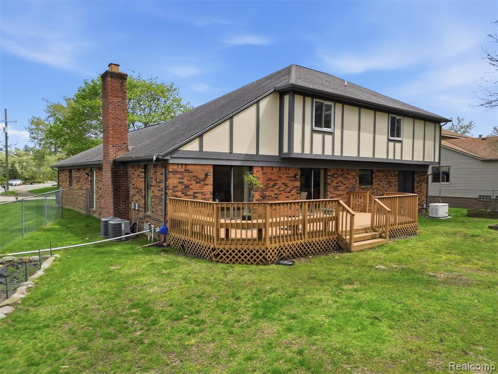 5800 Naneva Court, West Bloomfield, MI — Photo 44