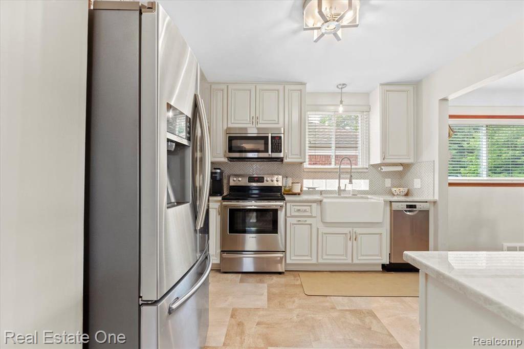 9671 STERLING Avenue, Allen Park, MI 48101 — Photo 6