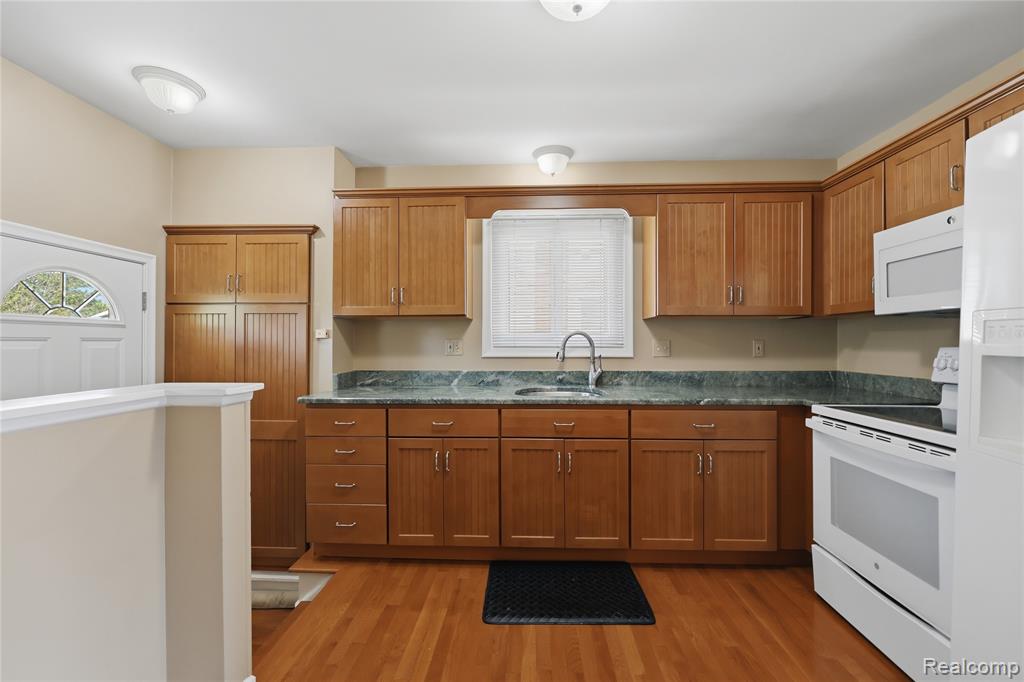 348 Sonia Avenue, Madison Heights, MI 48071 — Photo 8