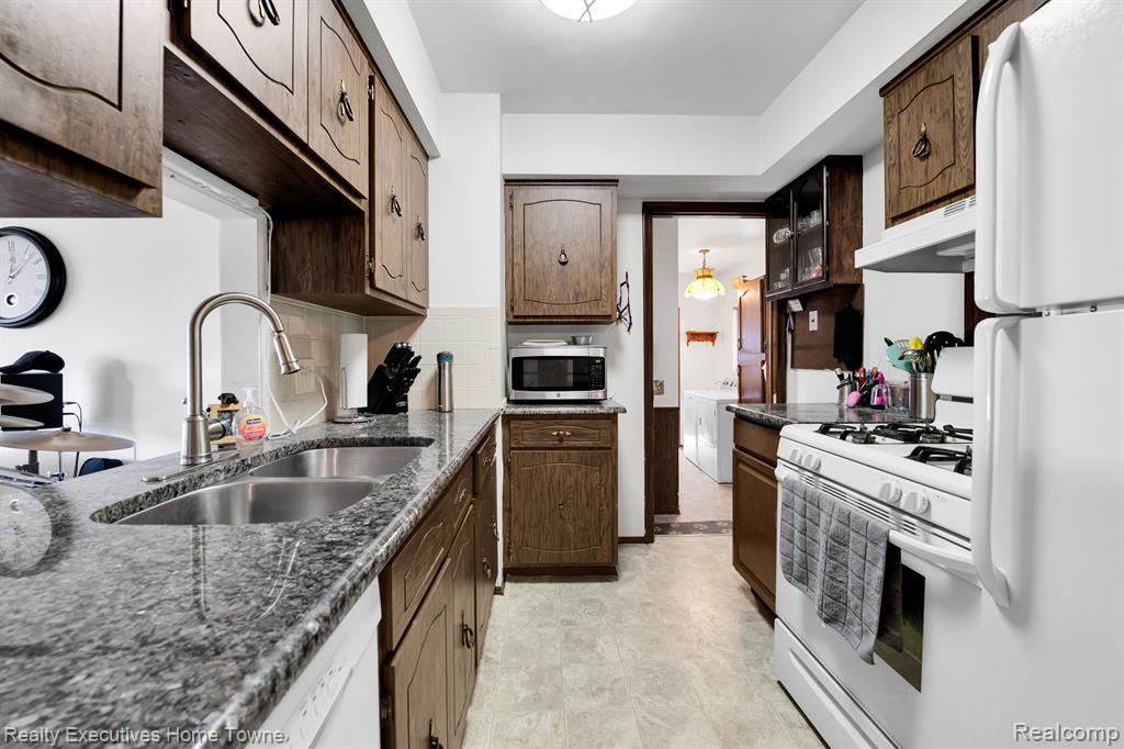 49545 SCHOENHERR Road, Shelby Twp, MI 48315 — Photo 10