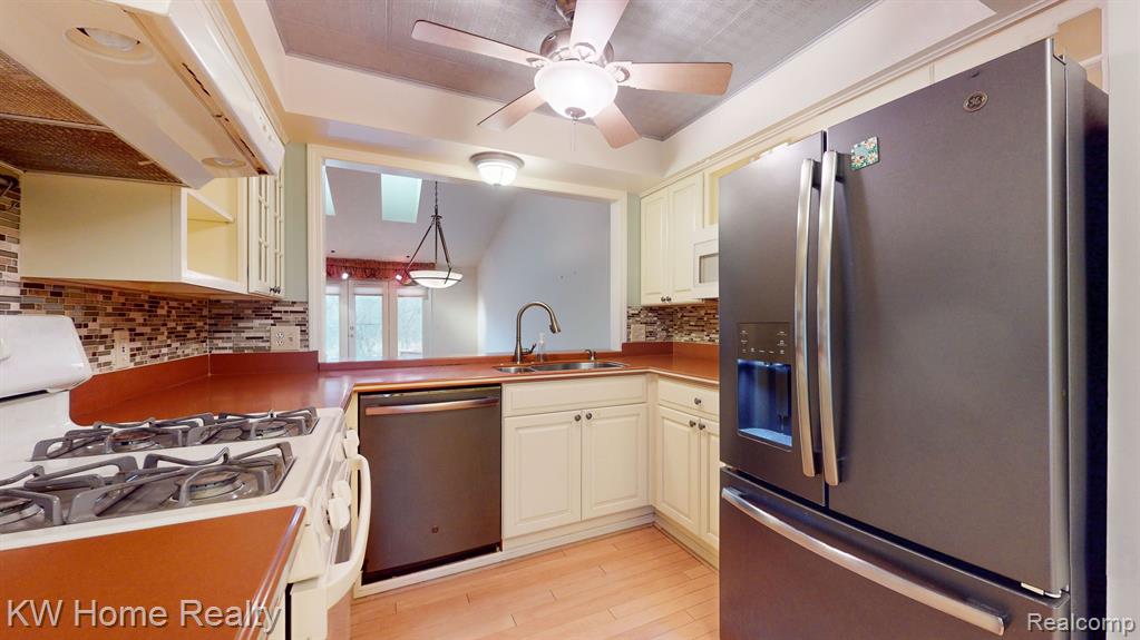 43516 RIVERBEND Boulevard, Clinton Twp, MI 48038 — Photo 2