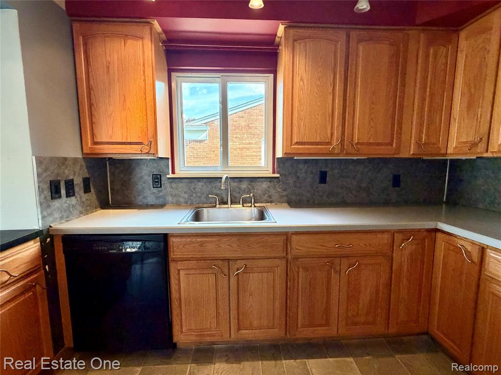 6251 N Charlesworth Street, Dearborn Heights, MI 48127 — Photo 11