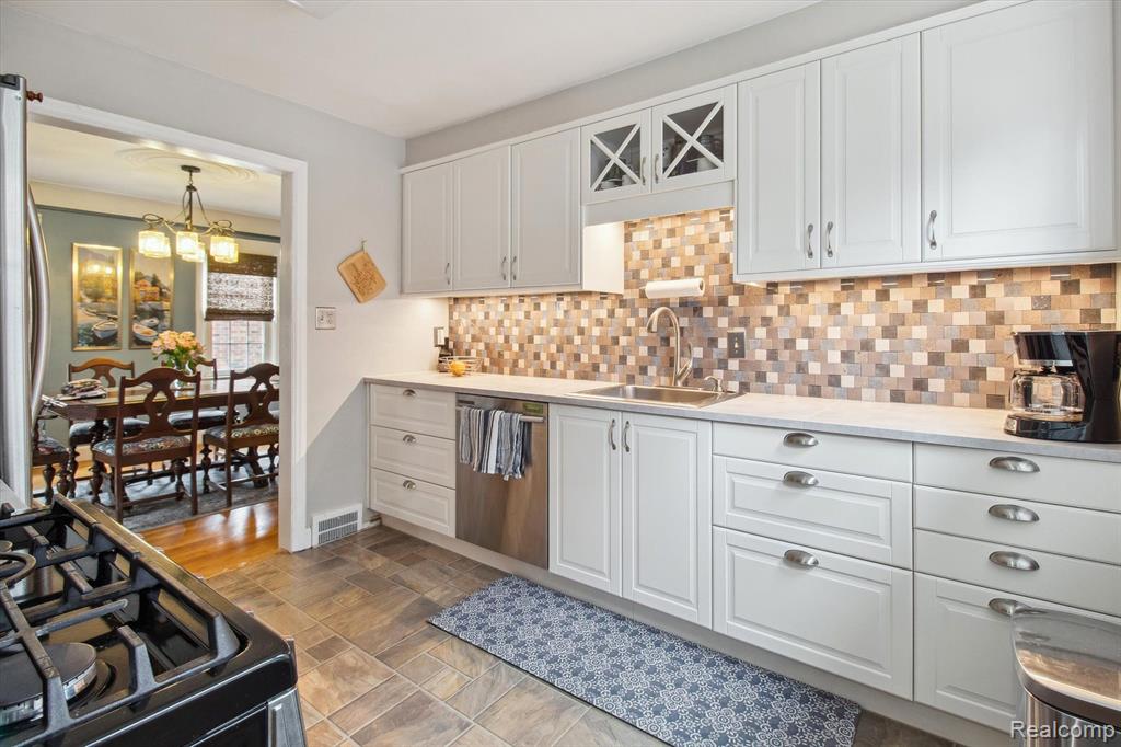 944 NEW YORK Avenue, Lincoln Park, MI 48146 — Photo 11