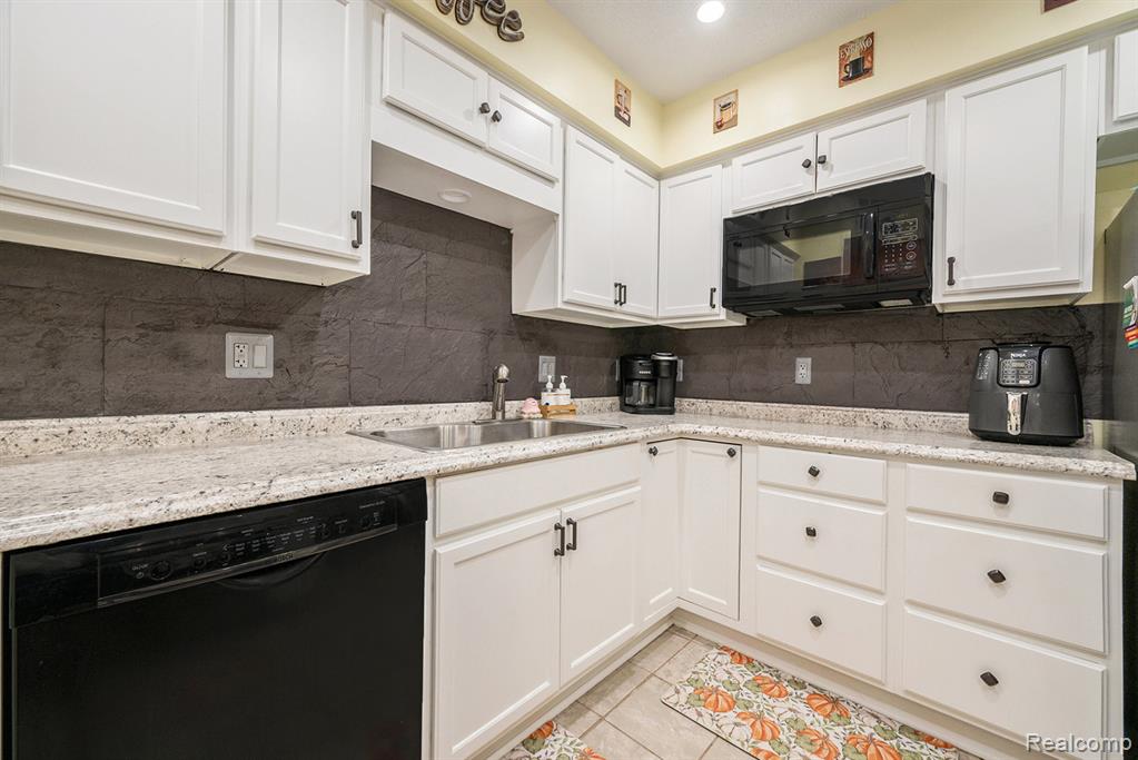 35912 Ann Arbor Trail, Livonia, MI 48150 — Photo 12