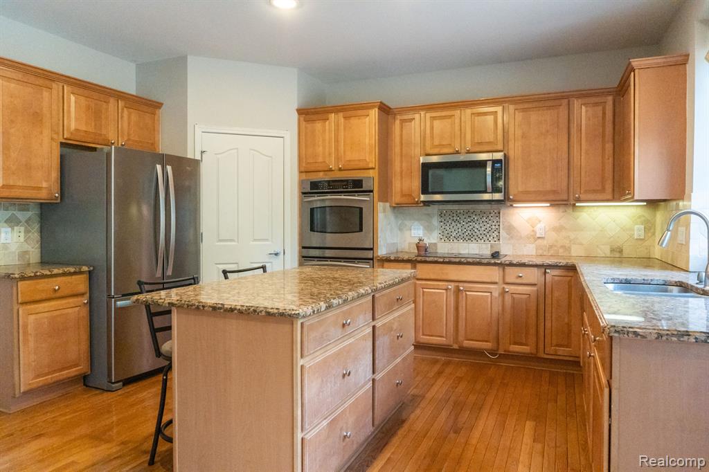49028 FOUNDERS, Canton, MI 48187 — Photo 8