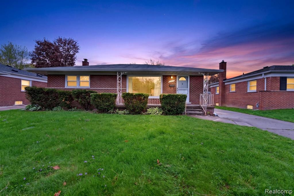 8300 Kinmore Street, Dearborn Heights, MI 48127 — front exterior